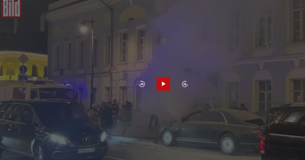 Felrobbant egy limuzin Moszkvában, a luxusautó állítólag Putyin flottájához tartozott