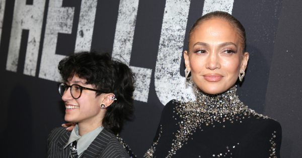 Jennifer Lopez hosszú idő után először lépett nem bináris gyermekével a vörös szőnyegre: Emme rövid hajjal és öltönyben jelent meg Jennifer Lopez hosszú idő után először lépett nem bináris gyermekével a vörös szőnyegre: Emme rövid hajjal és öltönyben jelent meg