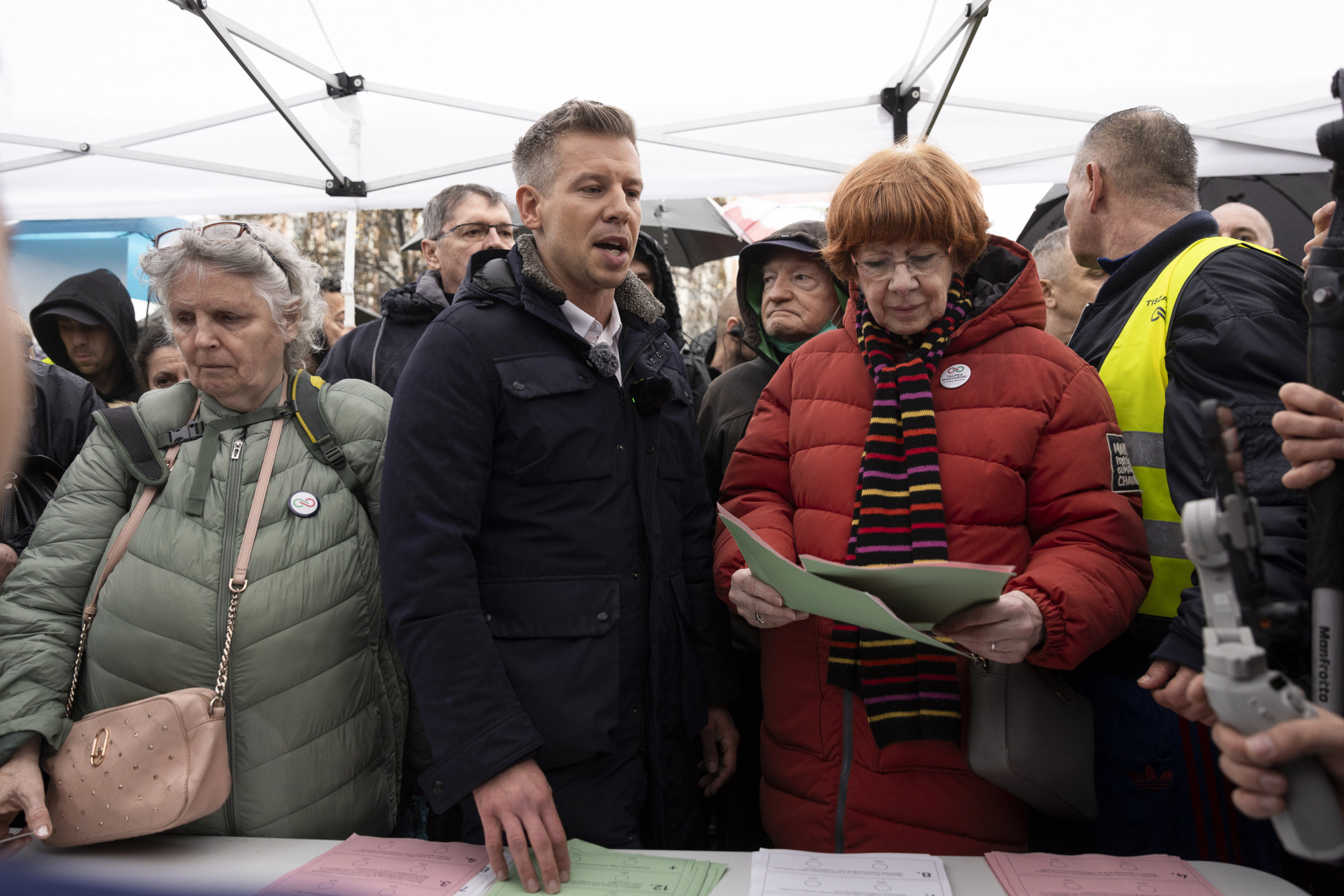 Magyar Péter: Kevesebb mint egy nap alatt több mint százezren szavaztak a Tisza népszavazásán Magyar Péter: Kevesebb mint egy nap alatt több mint százezren szavaztak a Tisza népszavazásán