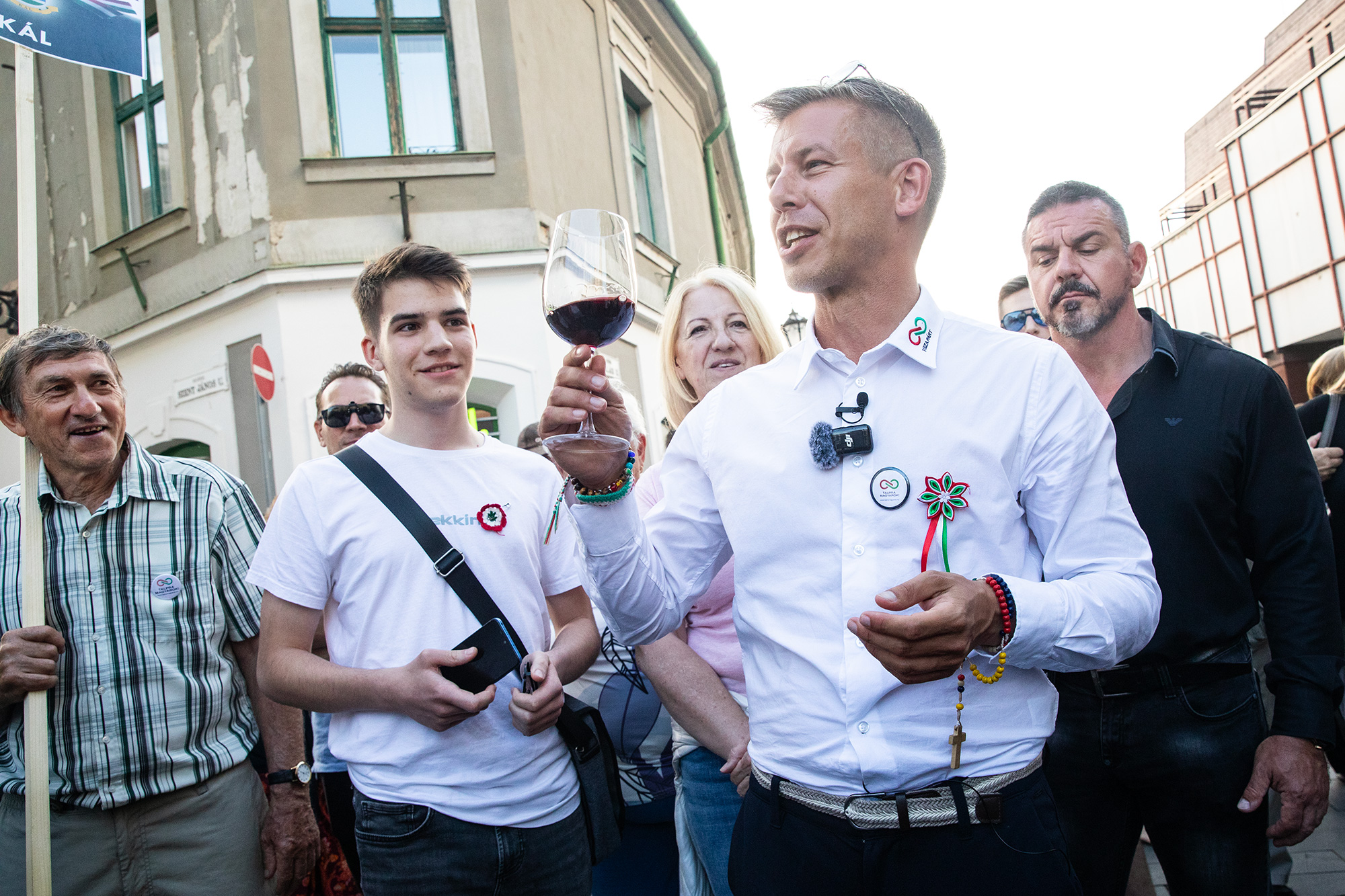 Magyar Péter szerint Lévai Anikó egy borozós estén arról mesélt, 30 millió forintos előnevelt fák vannak Hatvanpusztán Magyar Péter szerint Lévai Anikó egy borozós estén arról mesélt, 30 millió forintos előnevelt fák vannak Hatvanpusztán