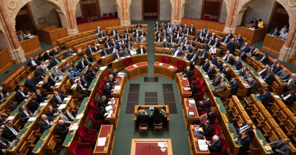 Sunyi!”, Szégyellje magát!” Óriási vita tört ki, amikor Orbánt a sérült kormánytisztviselőről kérdezték Sunyi!”, Szégyellje magát!” Óriási vita tört ki, amikor Orbánt a sérült kormánytisztviselőről kérdezték