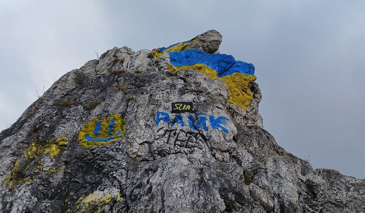 Ukrán nemzeti színűre festették le Magyarország egyik védett természeti csodáját Ukrán nemzeti színűre festették le Magyarország egyik védett természeti csodáját