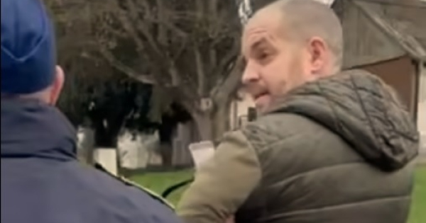 24.hu: Bede Zsolt tényleg rövidnadrágban ment a bazilikába, ahol Magyar Pétert zaklatta 24.hu: Bede Zsolt tényleg rövidnadrágban ment a bazilikába, ahol Magyar Pétert zaklatta