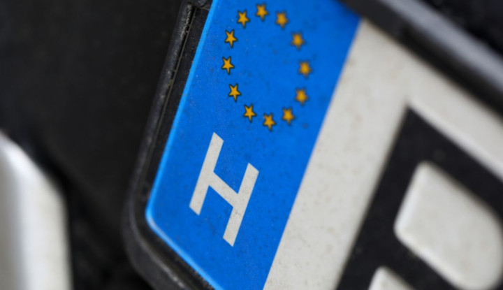 Közeleg a kötelező rendszámcsere határideje: rengeteg magyar kocsiját vonhatják ki a forgalomból