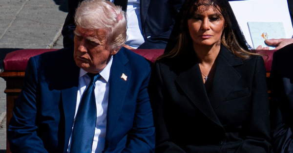 Szájról olvasó leplezte le, mit mondott Melania Trump Donald Trumpnak Ferenc pápa temetésén