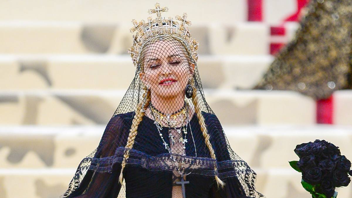 Madonna egy szál melltartóban ünnepelte párja 29. születésnapját, szettje nem sokat bízott a képzeletre Madonna egy szál melltartóban ünnepelte párja 29. születésnapját, szettje nem sokat bízott a képzeletre
