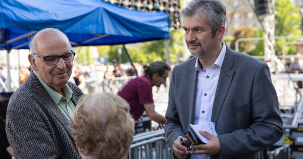 Napi luxi: Hadházy Ákos ezúttal Sarka Kata négymilliós papucsáról posztolt, fotókat is mutatott róla