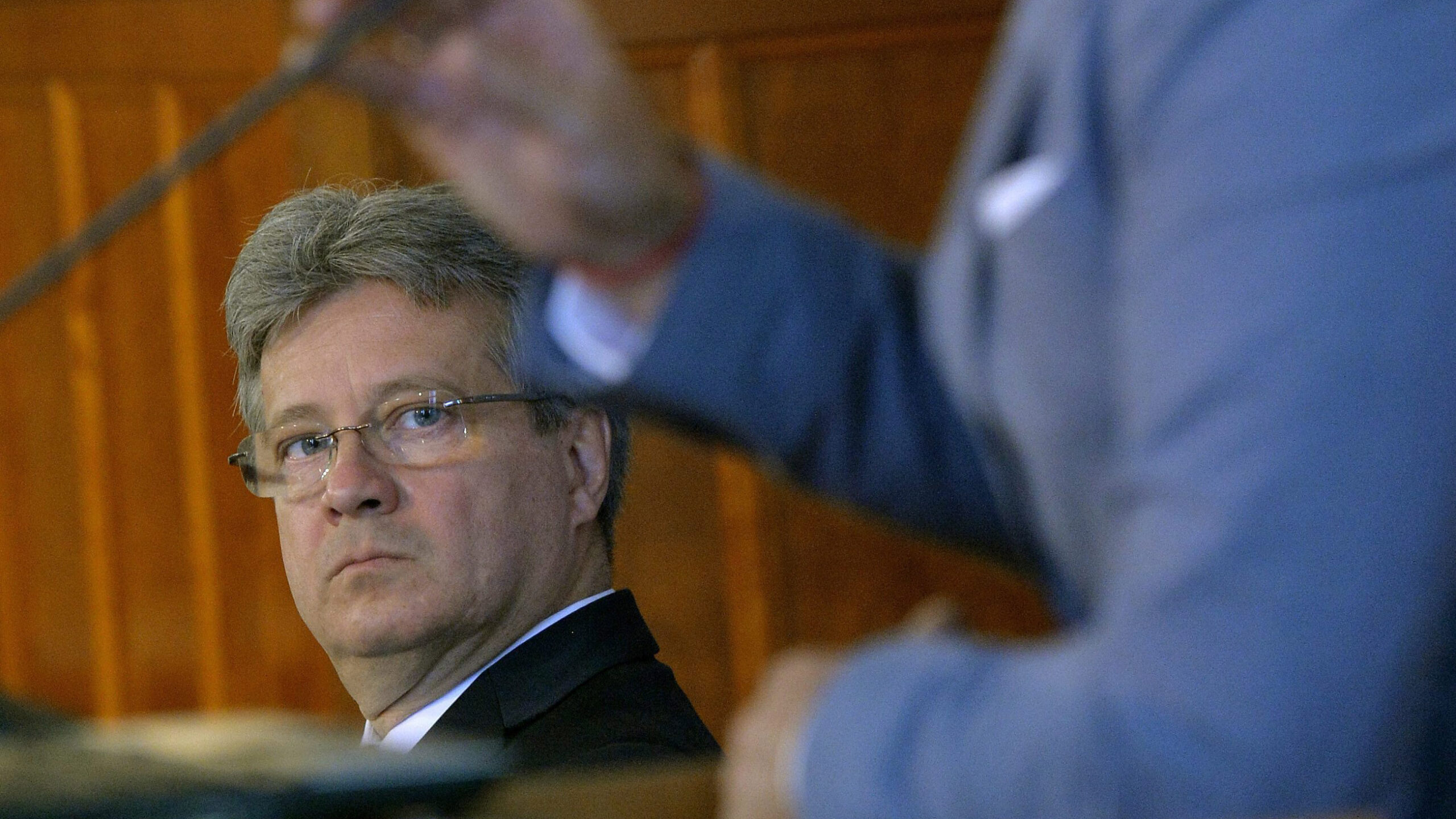 “Nem tagadom, sírtam, de itt a legkeményebb férfi is sír” – 80 milliós óvadékkal szabadult az egykori rendőrségi szóvivő “Nem tagadom, sírtam, de itt a legkeményebb férfi is sír” – 80 milliós óvadékkal szabadult az egykori rendőrségi szóvivő