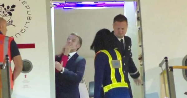 Videón, ahogy Macront pofon vágja a felesége